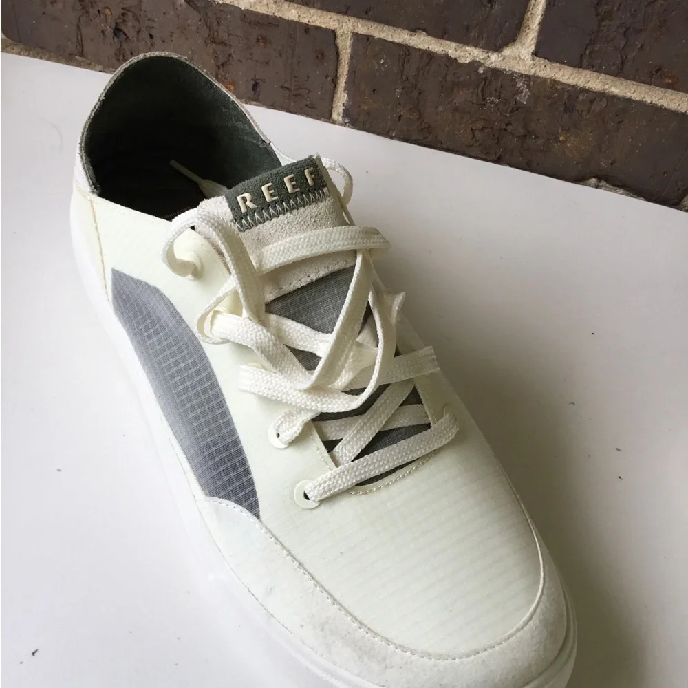 Reef Men's Lace-Up Sneaker in Off-White and Gray